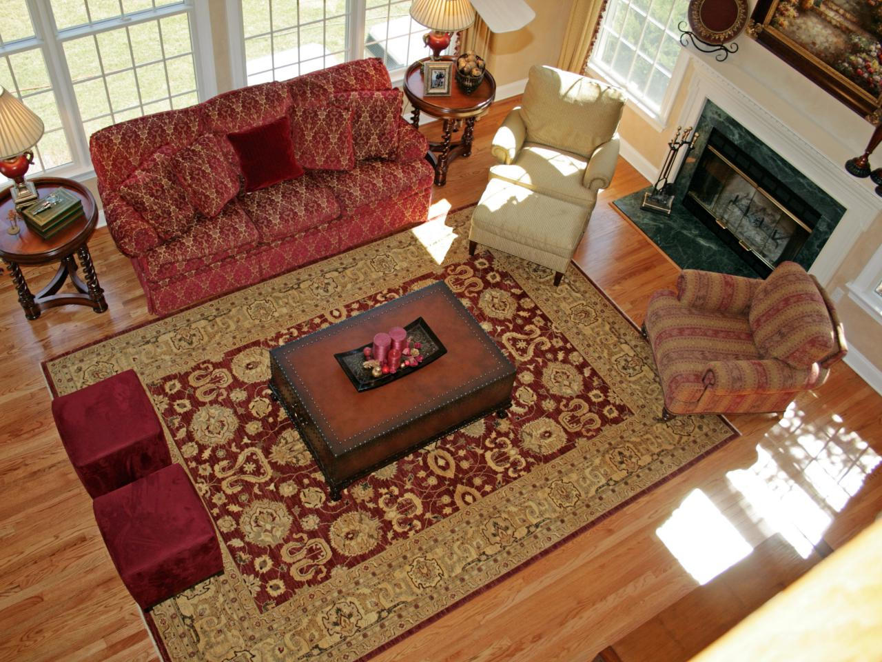 Красный ковёр в интерьере комнаты